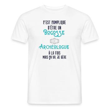 C'est compliqué d'être Bogosse et Archéologue - T-shirt homme - blanc - Devant - AI Model Male 178 dark (178cm)