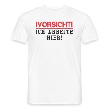 Vorsicht ich arbeite hier Spruch Büro Arbeit fun - Männer T-Shirt - Weiß - Vorne - AI Model Male 178 dark (178cm)
