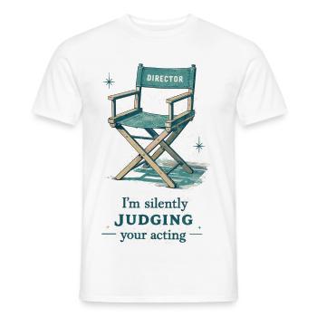 Regiestuhl Vintage – Silently Judging Your Acting - Männer T-Shirt - Weiß - Vorne - AI Model Male 178 dark (178cm)