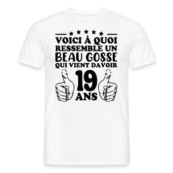 19 ans Idée Cadeau Humour Anniversaire Beau Gosse - T-shirt homme - blanc - Devant - AI Model Male 178 dark (178cm)