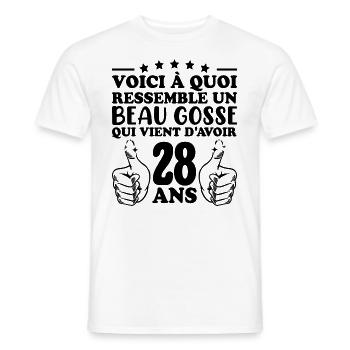 28 ans Idée Cadeau Humour Anniversaire Beau Gosse - T-shirt homme - blanc - Devant - AI Model Male 178 dark (178cm)