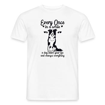 Hin und wieder tritt ein Hund in Ihr Leben und - Männer T-Shirt - Weiß - Vorne - AI Model Male 178 dark (178cm)