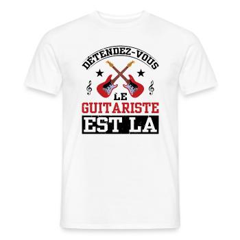Détendez-vous Le Guitariste Est Là - T-shirt homme - blanc - Devant - AI Model Male 178 dark (178cm)