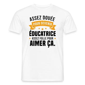Assez douée pour devenir éducatrice assez folle - T-shirt homme - blanc - Devant - AI Model Male 178 dark (178cm)