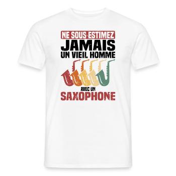 Un vieil homme avec un saxophone - T-shirt homme - blanc - Devant - AI Model Male 178 dark (178cm)