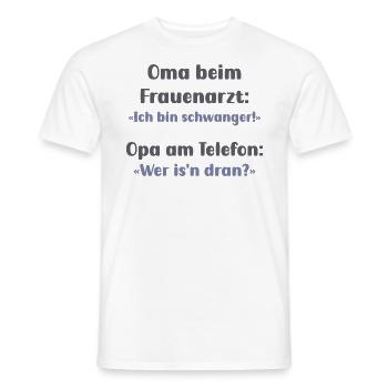 Eine Oma und ein humorvoller Arzt - Männer T-Shirt - Weiß - Vorne - AI Model Male 178 dark (178cm)