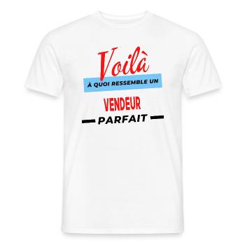 Voilà a quoi ressemble un VENDEUR Humour - T-shirt homme - blanc - Devant - AI Model Male 178 dark (178cm)