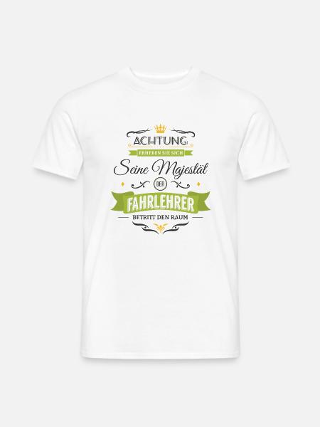 Seine Majestät der Fahrlehrer betritt den Raum! - Männer T-Shirt - Weiß