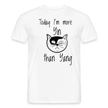 Heute bin ich mehr Yin als Yang. Lustige Katze - Männer T-Shirt - Weiß - Vorne - AI Model Male 178 dark (178cm)