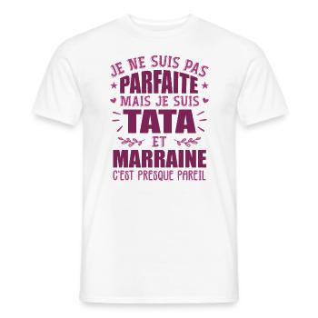Tata Et Marraine Humour Je Ne Suis Pas Parfaite - T-shirt homme - blanc - Devant - AI Model Male 178 dark (178cm)