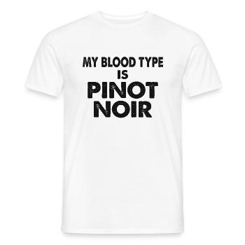 My Blood Type is Pinot Noir Rotwein Spruch - Männer T-Shirt - Weiß - Vorne - AI Model Male 178 dark (178cm)