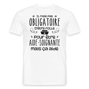 Folle et aide-soignante Humour Aide-soignante - T-shirt homme - blanc - Devant - AI Model Male 178 dark (178cm)