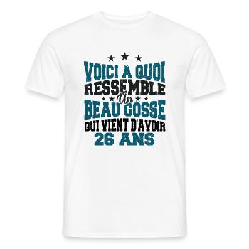 Voici à Quoi Ressemble Un BeauGosse 26 ans, Cadeau - T-shirt homme - blanc - Devant - AI Model Male 178 dark (178cm)