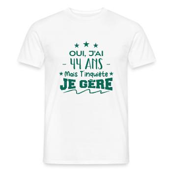 Oui, j'ai 44 ans mais t'inquiète, je gère - T-shirt homme - blanc - Devant - AI Model Male 178 dark (178cm)