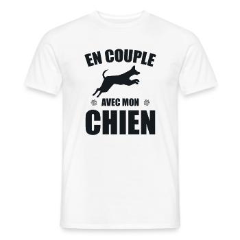 En Couple Avec Mon Chien Cadeau Humour Célibat - T-shirt homme - blanc - Devant - AI Model Male 178 dark (178cm)