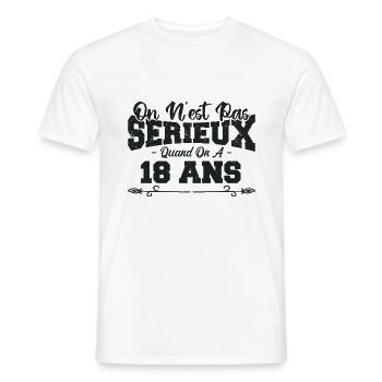 on n'est pas sérieux quand on a 18 ans - T-shirt homme - blanc - Devant - AI Model Male 178 dark (178cm)