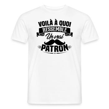 Voilà à quoi ressemble un vrai patron - T-shirt homme - blanc - Devant - AI Model Male 178 dark (178cm)