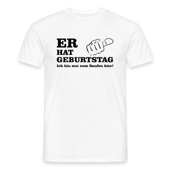 Er hat Geburtstag - Ich bin nur zum saufen hier! - Männer T-Shirt - Weiß - Vorne - AI Model Male 178 dark (178cm)