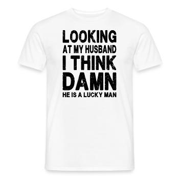 Wenn ich mir meinen Mann anschaue, ist er ein glücklicher Mann - Lustig - Männer T-Shirt - Weiß - Vorne - AI Model Male 178 dark (178cm)