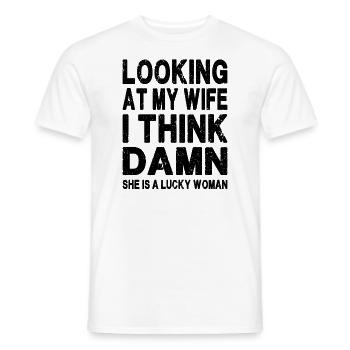 Wenn ich mir meine Frau anschaue, ist sie eine glückliche Frau - Lustig - Männer T-Shirt - Weiß - Vorne - AI Model Male 178 dark (178cm)