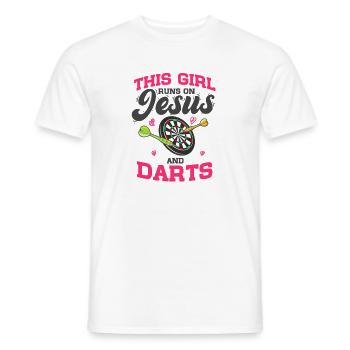 Dartspieler This Girl Runs On Jesus And Darts - Männer T-Shirt - Weiß - Vorne - AI Model Male 178 dark (178cm)