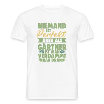 Niemand Ist Perfekt Aber Als Gärtner Ist Man Nah - Männer T-Shirt - Weiß - Vorne - AI Model Male 178 dark (178cm)