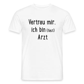 Vertrau mir, ich bin fast Arzt - Männer T-Shirt - Weiß - Vorne - AI Model Male 178 dark (178cm)