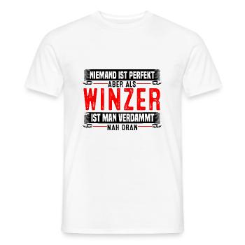 Niemand Ist Perfekt Aber Als Winzer Ist Man Nah Dr - Männer T-Shirt - Weiß - Vorne - AI Model Male 178 dark (178cm)