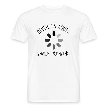 Réveil en cours | Cadeau Dormeur Humour - T-shirt homme - blanc - Devant - AI Model Male 178 dark (178cm)