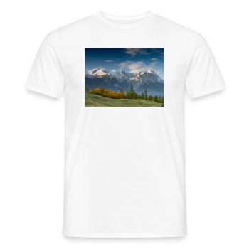Herbststimmung unterhalb der Zugspitze - Männer T-Shirt - Weiß - Vorne - AI Model Male 178 dark (178cm)