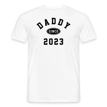 DADDY SINCE 2023 - VATER WERDEN - NACHWUCHS - BABY - Männer T-Shirt - Weiß - Vorne - AI Model Male 178 dark (178cm)
