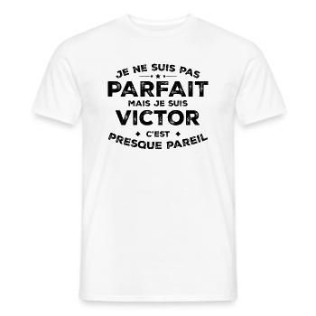 Victor Un Prénom, Une Attitude L’Humour Victor - T-shirt homme - blanc - Devant - AI Model Male 178 dark (178cm)