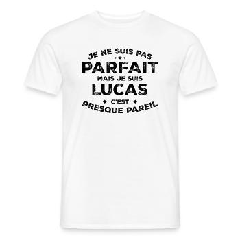 Lucas Un Prénom, Une Attitude L’Humour Lucas - T-shirt homme - blanc - Devant - AI Model Male 178 dark (178cm)
