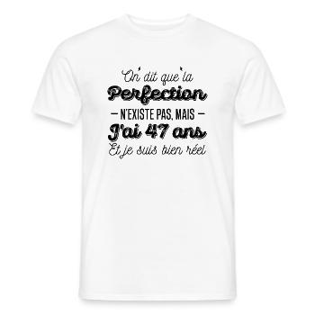 perfection 47 ans / humour anniversaire 47 ans - T-shirt homme - blanc - Devant - AI Model Male 178 dark (178cm)