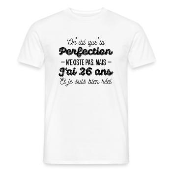 26 ans de perfection / humour anniversaire 26 ans - T-shirt homme - blanc - Devant - AI Model Male 178 dark (178cm)