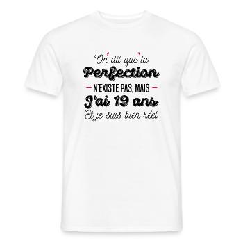 perfection 19 ans / cadeau anniversaire 19 ans - T-shirt homme - blanc - Devant - AI Model Male 178 dark (178cm)