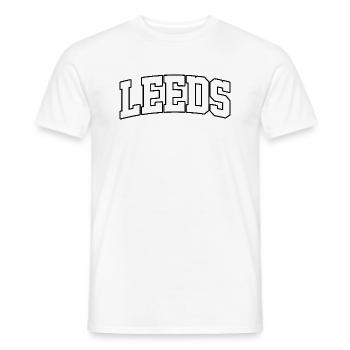 Leeds-Logo: College-Design im britischen Stil - Männer T-Shirt - Weiß - Vorne - AI Model Male 178 dark (178cm)