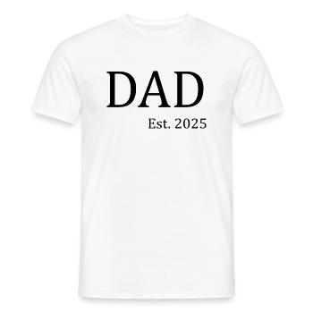 Papa Est 2025 - T-shirt homme - blanc - Devant - AI Model Male 178 dark (178cm)