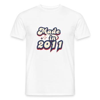 Hergestellt im Jahr 2011 Retro - Männer T-Shirt - Weiß - Vorne - AI Model Male 178 dark (178cm)