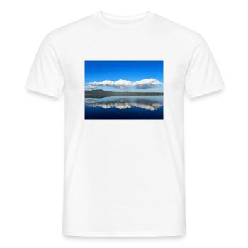 Reflektierende Wolken auf dem See - Männer T-Shirt - Weiß - Vorne - AI Model Male 178 dark (178cm)