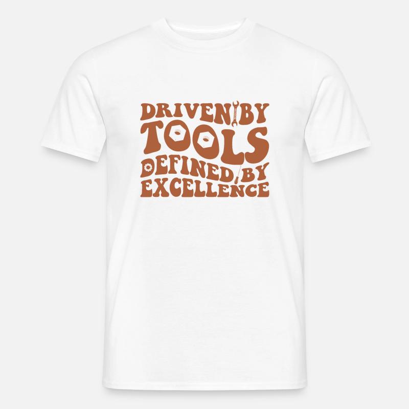 DRIVEN BY TOOLS DEFINED BY EXCELLENCE - Männer T-Shirt - Weiß