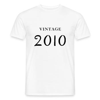 Jahrgang 2010 - Jubiläums-Geschenkidee - Männer T-Shirt - Weiß - Vorne - AI Model Male 178 dark (178cm)