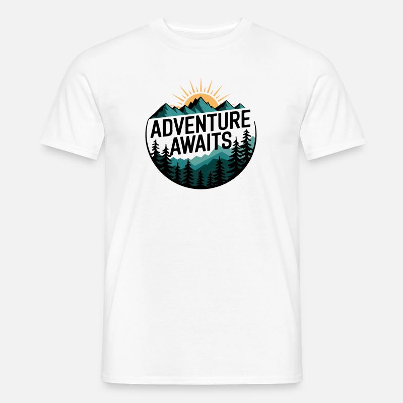 Adventure Awaits – Bergpanorama - Männer T-Shirt - Weiß