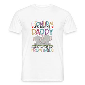 I Confirm Mom Loves You Daddy Baby Bodysuit - Männer T-Shirt - Weiß - Vorne - AI Model Male 178 dark (178cm)
