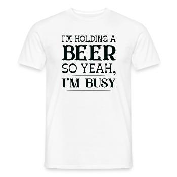 Ich halte ein Bier in der Hand, also ja, ich bin beschäftigt - Männer T-Shirt - Weiß - Vorne - AI Model Male 178 dark (178cm)