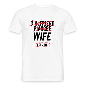 Freundin Verlobte Ehefrau Est 2011 - Männer T-Shirt - Weiß - Vorne - AI Model Male 178 dark (178cm)