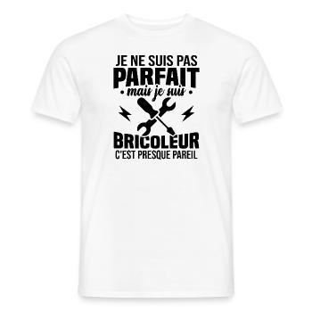 Pas parfait mais je suis bricoleur - T-shirt homme - blanc - Devant - AI Model Male 178 dark (178cm)