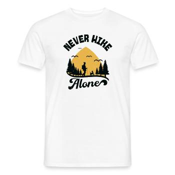 Never Hike Alone Berge Hund Wandern Wanderer - Männer T-Shirt - Weiß - Vorne - AI Model Male 178 dark (178cm)