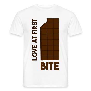 Liebe beim ersten Bissen Schokoladenriegel - Männer T-Shirt - Weiß - Vorne - AI Model Male 178 dark (178cm)