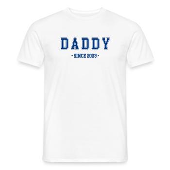 DADDY SINCE 2023 - VATER WERDEN - NACHWUCHS - BABY - Männer T-Shirt - Weiß - Vorne - AI Model Male 178 dark (178cm)